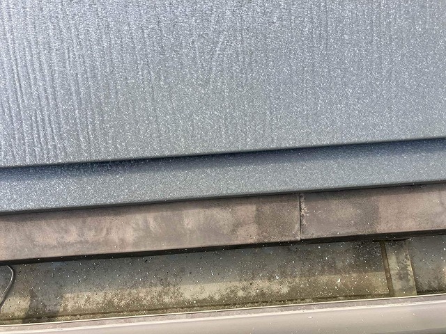 端部の金物に合わせて屋根材を取り付け